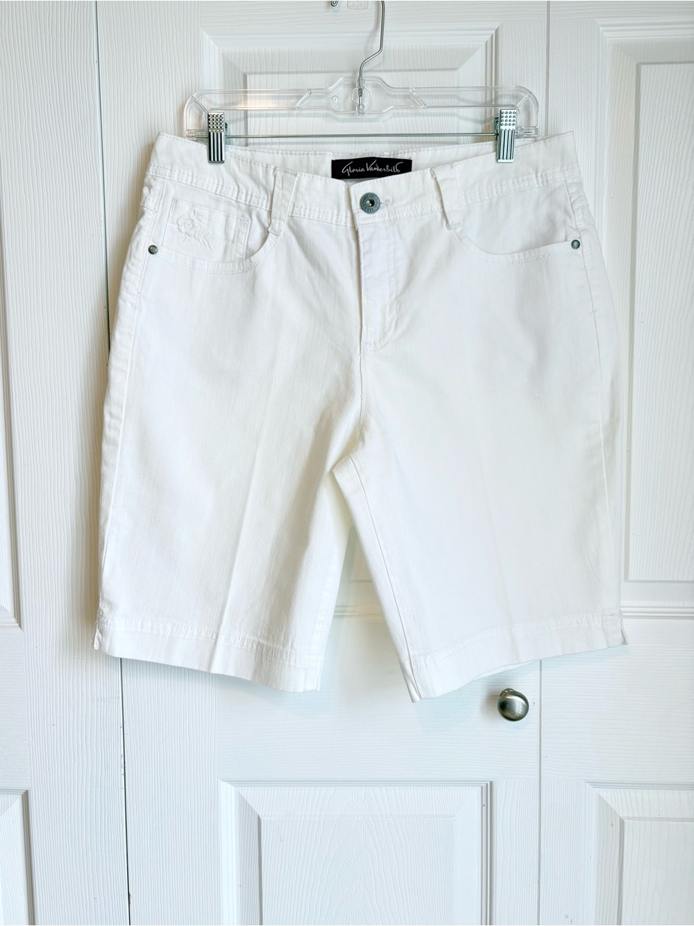 Gloria Vanderbilt White Casual Short Embroidered Pocket Design Size 10 Waist 32”